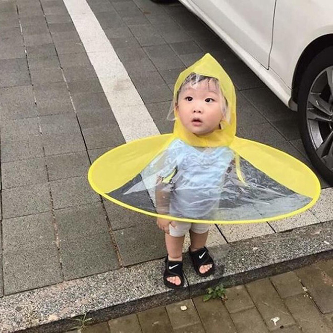 UFO Raincoat Is So Much Better Solution 
